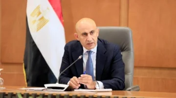قرار حكومي بوقف المستحقات المالية لمعلمي المعاش المنقطعين عن العمل بعد مد خدمتهم